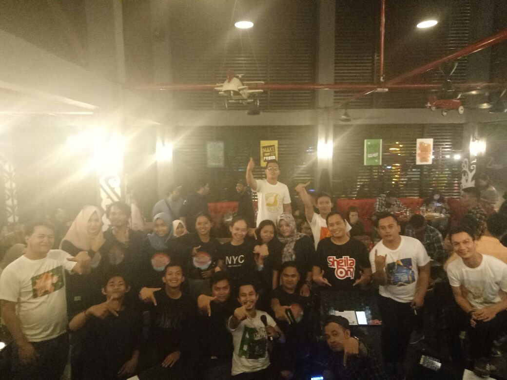 Tribute to <a href="/sheilaon7/">Sheila On 7</a> at @redzonecafe_ptk cover by @NewstarterID 🙌🙏
#sheilaon7 #sheilagank