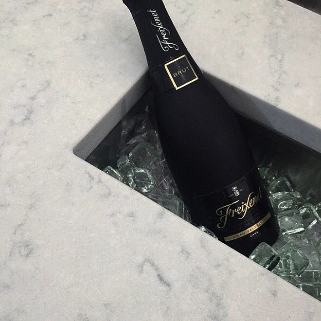 Kenickie_M's tweet photo. Do you like to entertain at weekends? Why not show off to friends with an integrated worktop ice bucket. Happy Friday #KBNM #Störmer #silestone #silestonelagoon #germandesign #germankitchen #edinburghhome #edinburghhome #edinburghjoinery #edinburghkitchen #edinburghinterior https://t.co/9Oxp1udl79