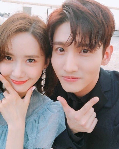 taekidyeon's tweet photo. Instead of taking photo with girlfriend, he went to girlfriend’s friend because Chwang can. Hm. https://t.co/W94ZUdC6O7