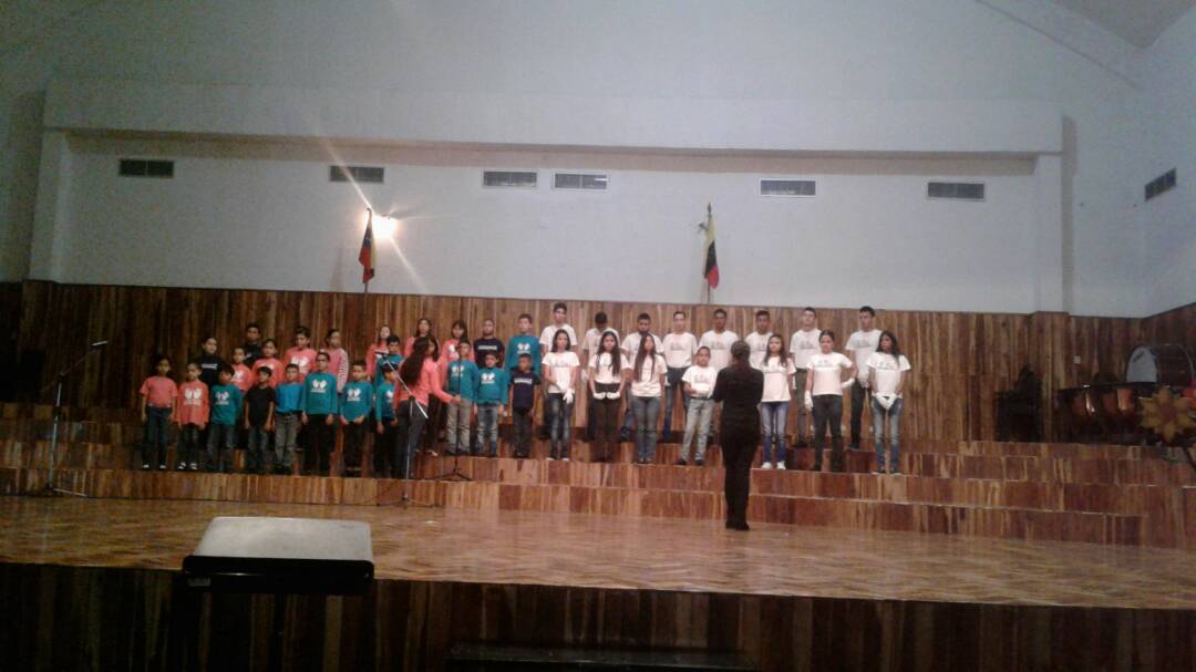 Mes de Educación Especial. Coro oral y coro de señas. Ser Diferente es algo común.<a href="/EeTachira/">Especial Tachira</a>