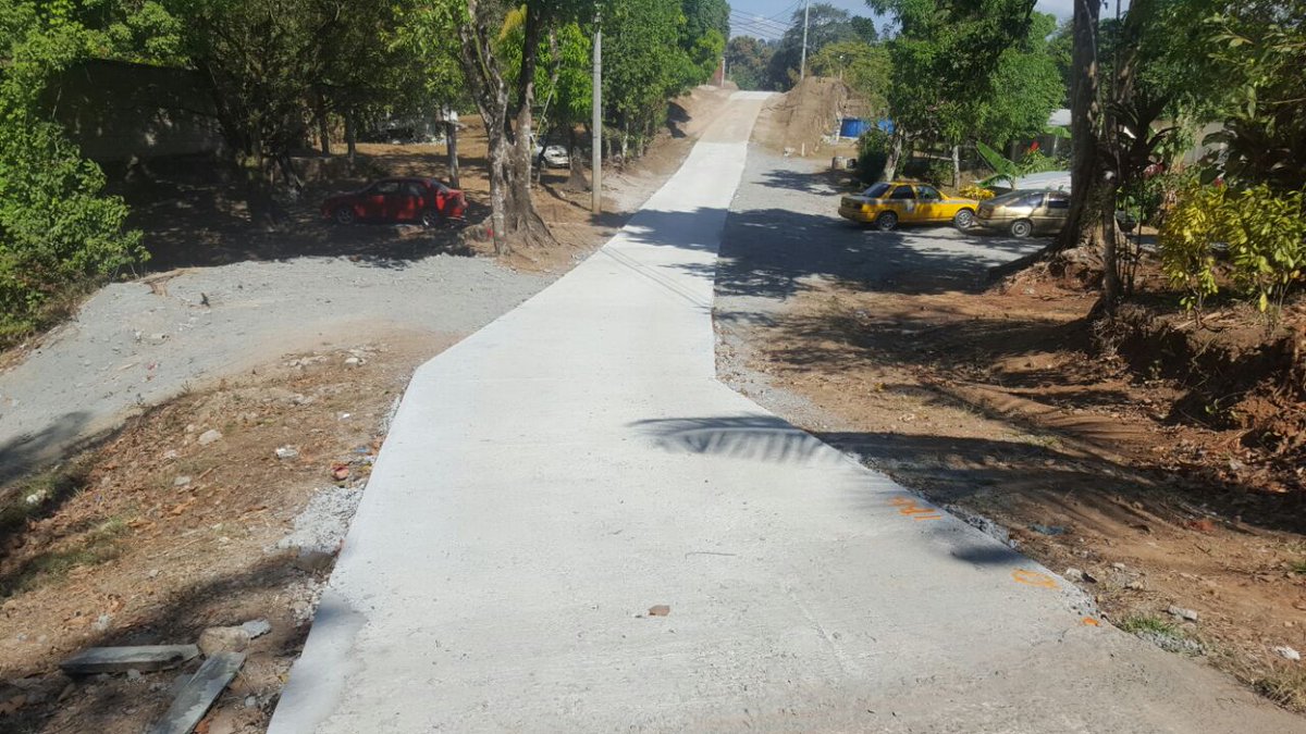 BlandonJose's tweet photo. Vereda calle en Alcalde Díaz construida con la mano de obra de la Junta Comunal y material adquirido gracias a la descentralización. En Panamá Este y Panamá Norte se están construyendo kilómetros de #CaminosdeVida como éste. https://t.co/KiEeTrmyzO