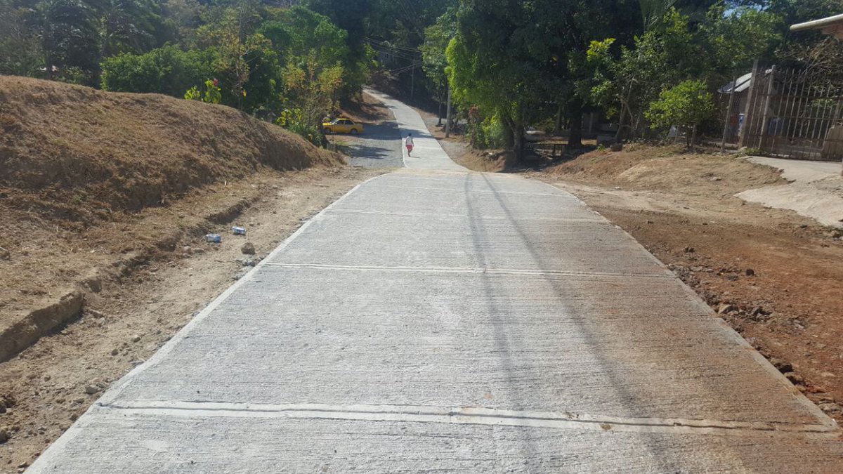 BlandonJose's tweet photo. Vereda calle en Alcalde Díaz construida con la mano de obra de la Junta Comunal y material adquirido gracias a la descentralización. En Panamá Este y Panamá Norte se están construyendo kilómetros de #CaminosdeVida como éste. https://t.co/KiEeTrmyzO
