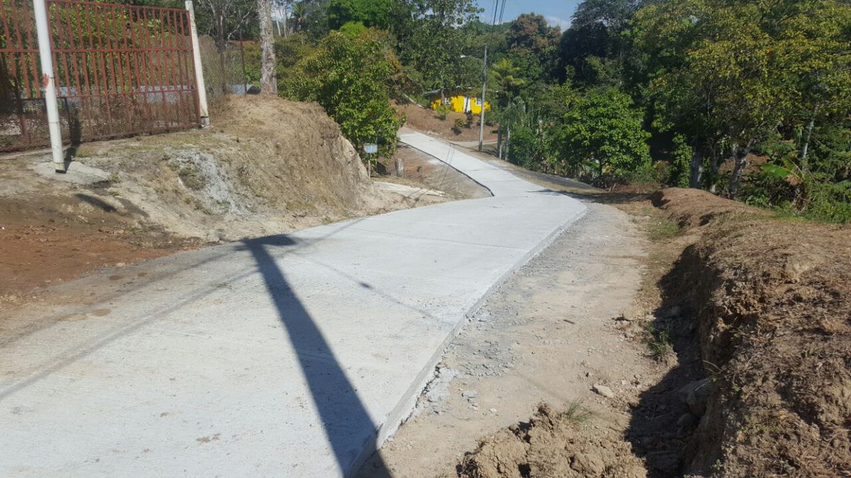 BlandonJose's tweet photo. Vereda calle en Alcalde Díaz construida con la mano de obra de la Junta Comunal y material adquirido gracias a la descentralización. En Panamá Este y Panamá Norte se están construyendo kilómetros de #CaminosdeVida como éste. https://t.co/KiEeTrmyzO