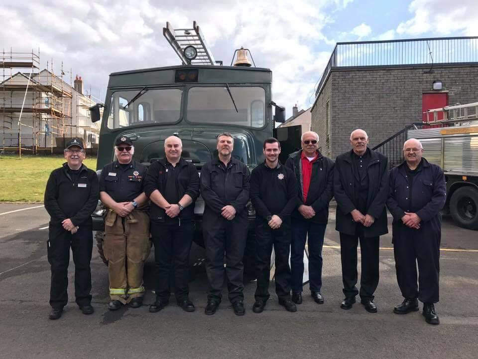 farries_dave's tweet photo. Lining up in the front of the appliance they restored, the Museum of Fire volunteers take a break from polishing to pose for a photo at Clydebank last Sunday. https://t.co/umZgltpPOi