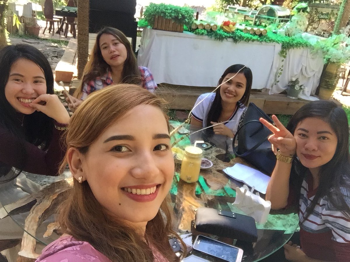 juleiris's tweet photo. Chismakers of MRBU incomplete! #cuttingclasses #holidayfeels https://t.co/Ng2AzEviVv