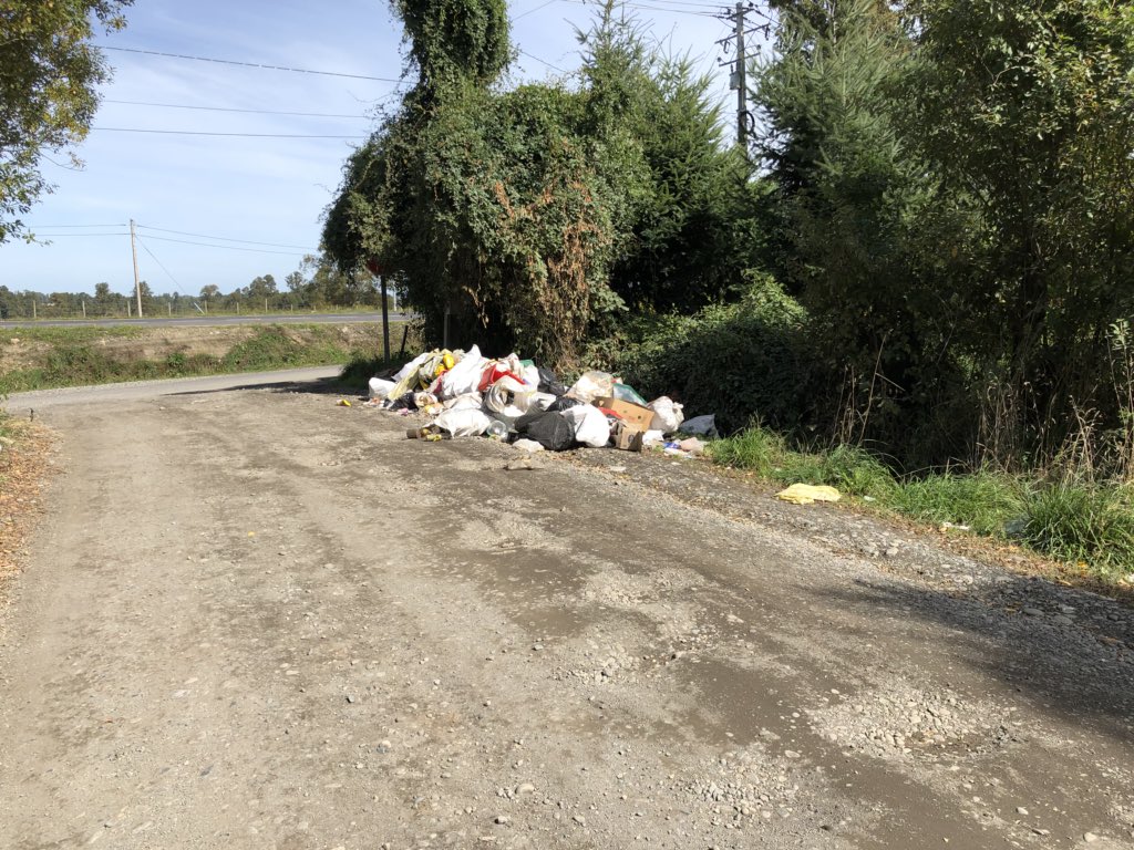 ClaudioMunozP's tweet photo. Asqueroso, triste y desagradable, tener que llegar todos los días a tu casa y ver que la falta de cultura de muchos vecinos, de diferentes callejones del sector de las Lumas en la ruta 215, resulta habitual o normal para ellos botar la basura en cualquier lugar. https://t.co/4osVb8ywWV