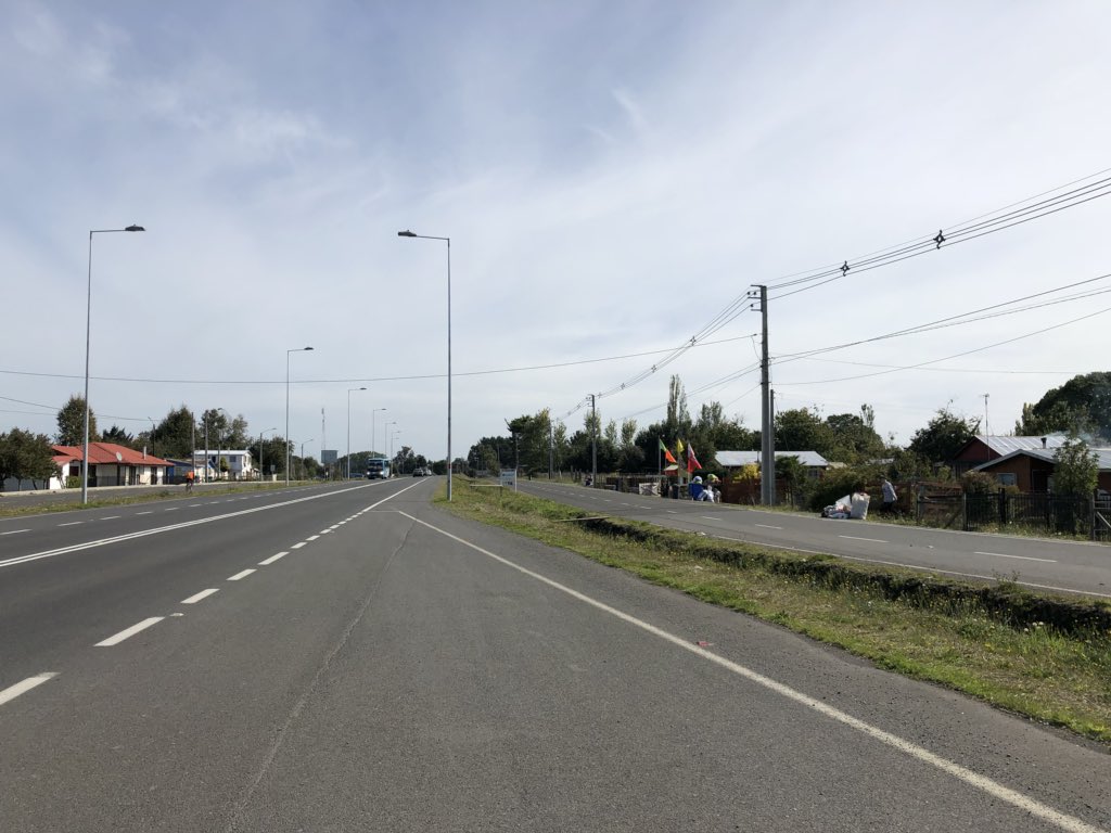 ClaudioMunozP's tweet photo. Asqueroso, triste y desagradable, tener que llegar todos los días a tu casa y ver que la falta de cultura de muchos vecinos, de diferentes callejones del sector de las Lumas en la ruta 215, resulta habitual o normal para ellos botar la basura en cualquier lugar. https://t.co/4osVb8ywWV
