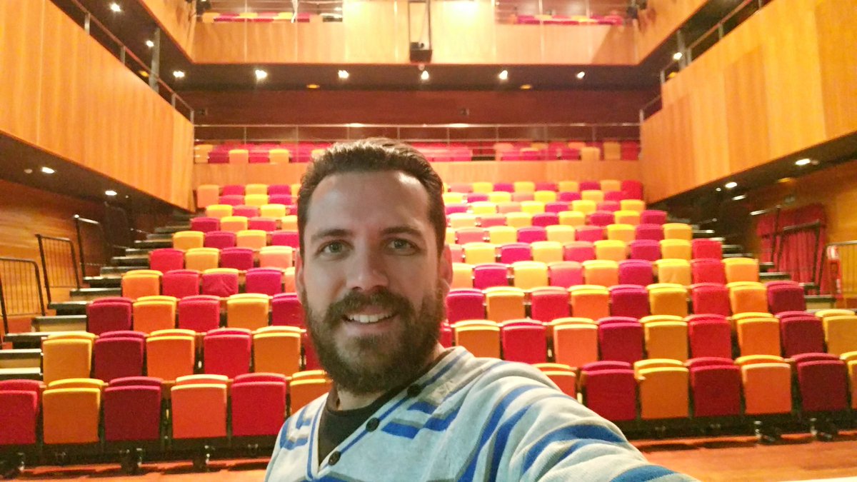 Yllo's tweet photo. Dejándolo todo listo para el próximo @DataBeersMLG #DatosyCine! :) Yeah! https://t.co/job0JN7YWb
