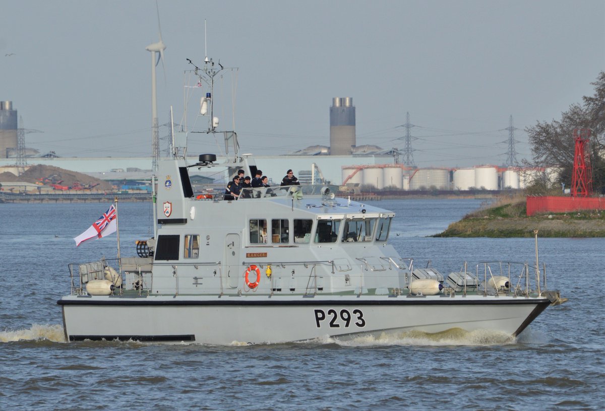 P2000 Patrol Craft @HMS_Ranger #P293 of #RoyalNavy #1PBS supporting @SussexURNU arrives on the #Thames in #London as part of their #Easter 2018 deployment - heading to @HMSPresidentRNR @TeamRN1 @GreyFunnelLine #dlr_blog