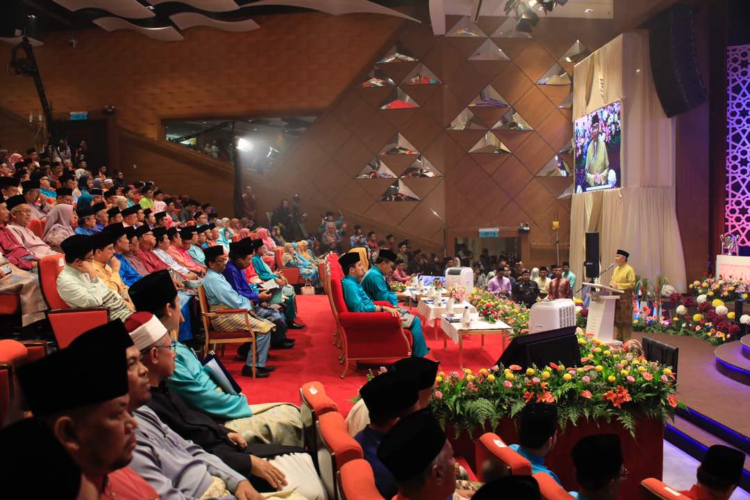 DrZahidHamidi's tweet photo. Menyampaikan Hadiah Kepada Pemenang Majlis Tilawah dan Menghafal Al-Quran Peringkat Kebangsaan Tahun 1439H/2018M di Kompleks Islam Putrajaya. @MyJAKIM @dsjamilkhir @drasyrafwajdi https://t.co/yg8rbJiWGd