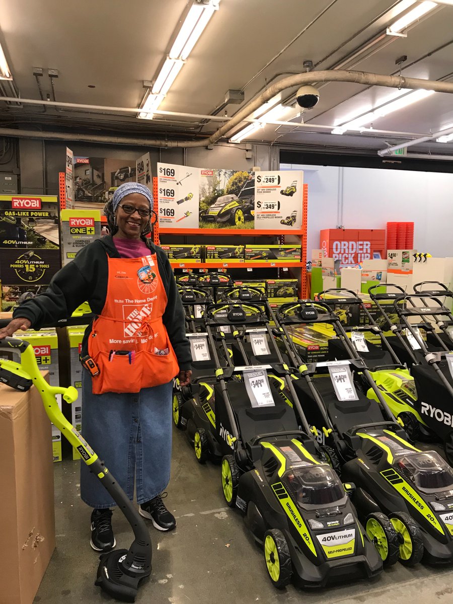 THDPNWPride's tweet image. The Lander Legends never disappoint! Thanks for a Hands On Ryobi PK, Charla!! AND... they are ready to blow Seattle away with EGO! 🏆 #PNWSBF #D19GoldCup