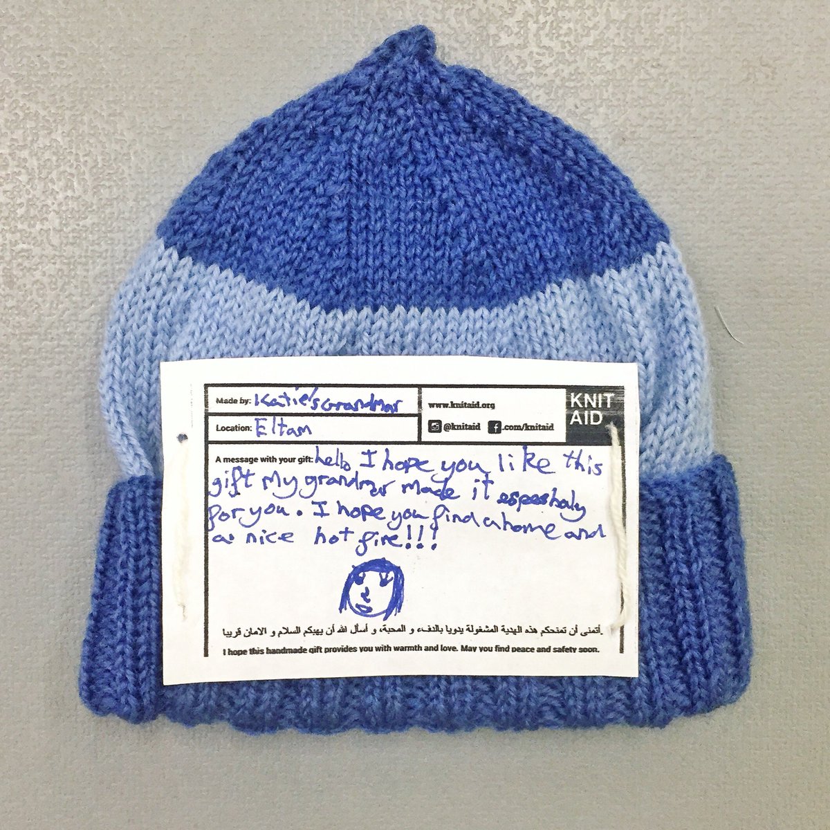 knitaid's tweet photo. ‘I hope you like this gift, my grandma made it especially for you. I hope you find a home and a nice hot fire!!!’ 

Thank you Katie’s Grandma 🙏🏾 

#knitaid #knitaidmessages #knitaidforrefugees https://t.co/OCLvVvSMke