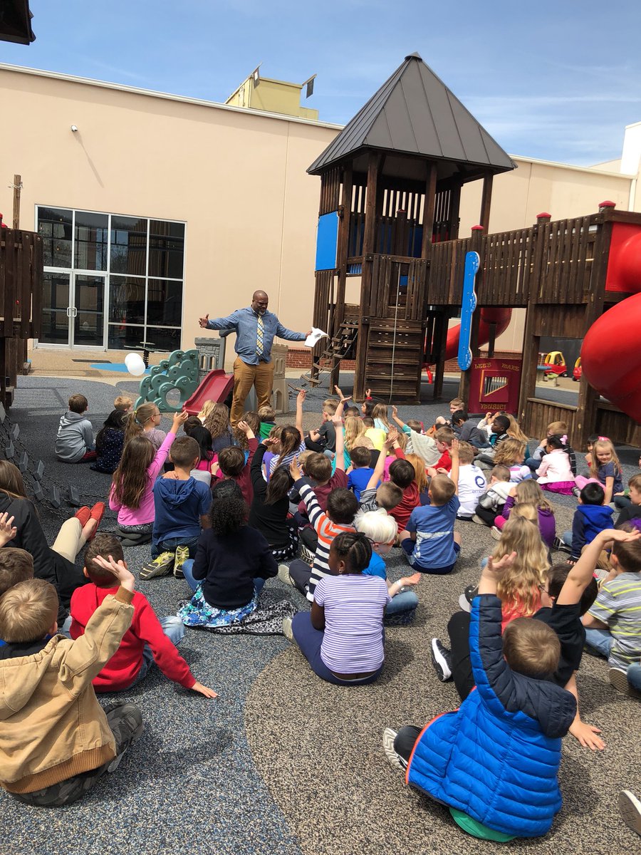 mrsmandab5's tweet photo. When God gives us a beautiful day k takes chapel outside! Pastor PJ is the best! @LCABulldogs #mrswengersk https://t.co/gqPNmjBLcY