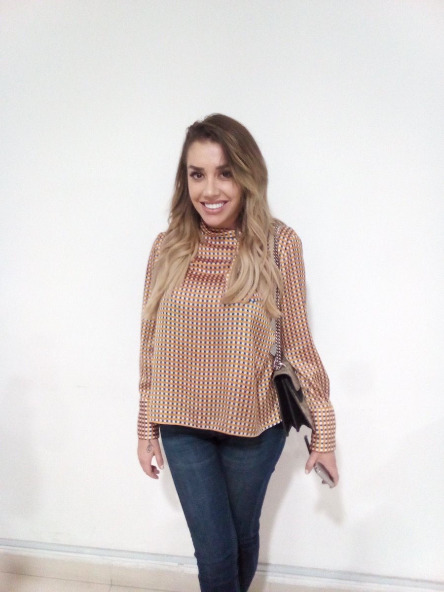 estrellas2015's tweet photo. Invitada especial en #elcub de @diezvecesdie !!! @Karime_AcaShore presente en @TeatroNH_MX @fabiancpolanco Foto:@estrellas2015 https://t.co/ZFqxKHjCiA