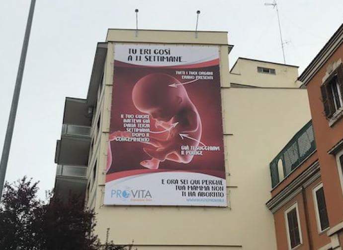 Don_Lazzara's tweet photo. Al comune di Roma i bambini non piacciono neanche su un cartellone. È stato rimosso. La cultura della morte avanza nel silenzio complice di chi tace. Noi ci alzeremo in piedi, per gridare dai tetti la bellezza della vita. Altrimenti grideranno le pietre. #prolife @fammi_nascere https://t.co/C1XnF7L6O0