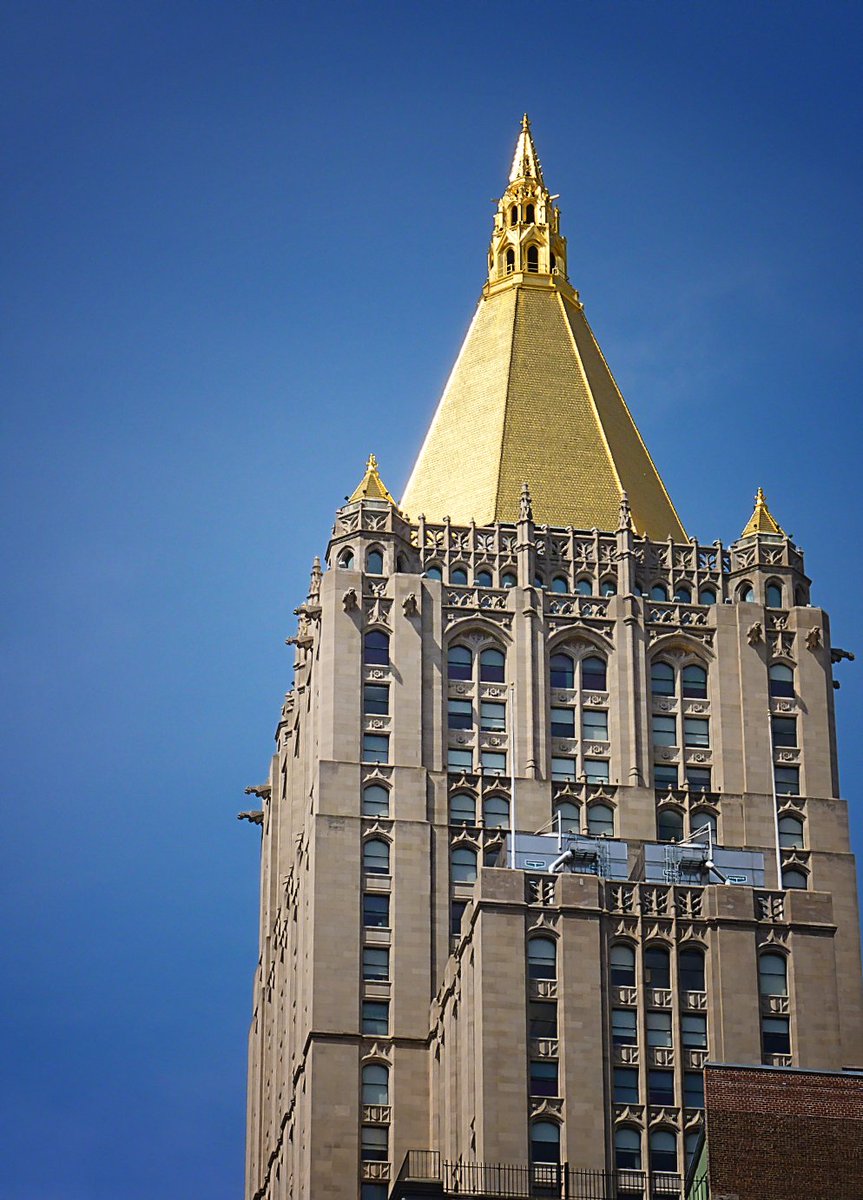 PAMP_SA's tweet photo. Completed in 1928, the New York Life Insurance Building in Manhattan features a gold pyramid at its top that is covered with 25,000 tiles of #goldleaf!

#pamp #pampsuisse #suisse #swiss #gold #instagold #goldarchitecture #architecture #architect #newyork #nyc https://t.co/rTdcsQr97t