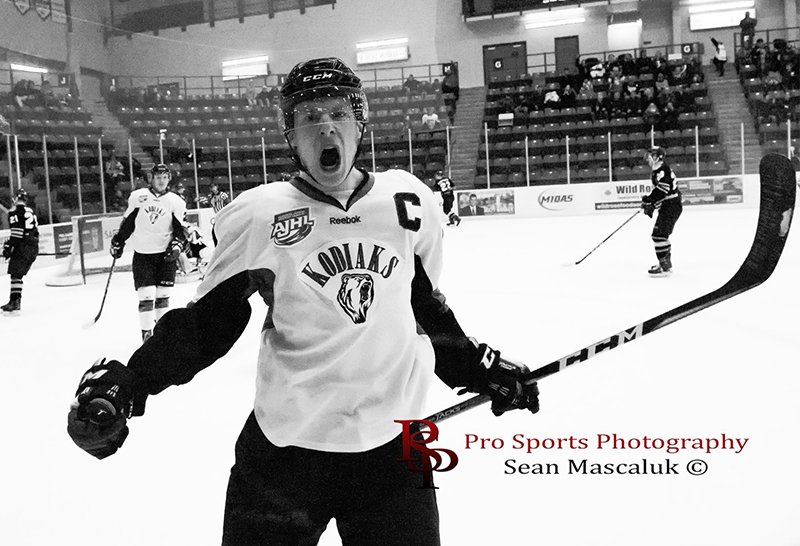 MacEwanGriffins's tweet photo. The @ACAC_Sport MHKY champion MacEwan Griffins are pleased to announce two new @TheAJHL recruits out of the @camrosekodiaks organization. Welcome to Ryan Hartman and Nic Correale! They are joining @MacEwanHockey for the 2018-19 season.
STORY: https://t.co/XmYOhZk4oL https://t.co/qoPdj4HdZ3