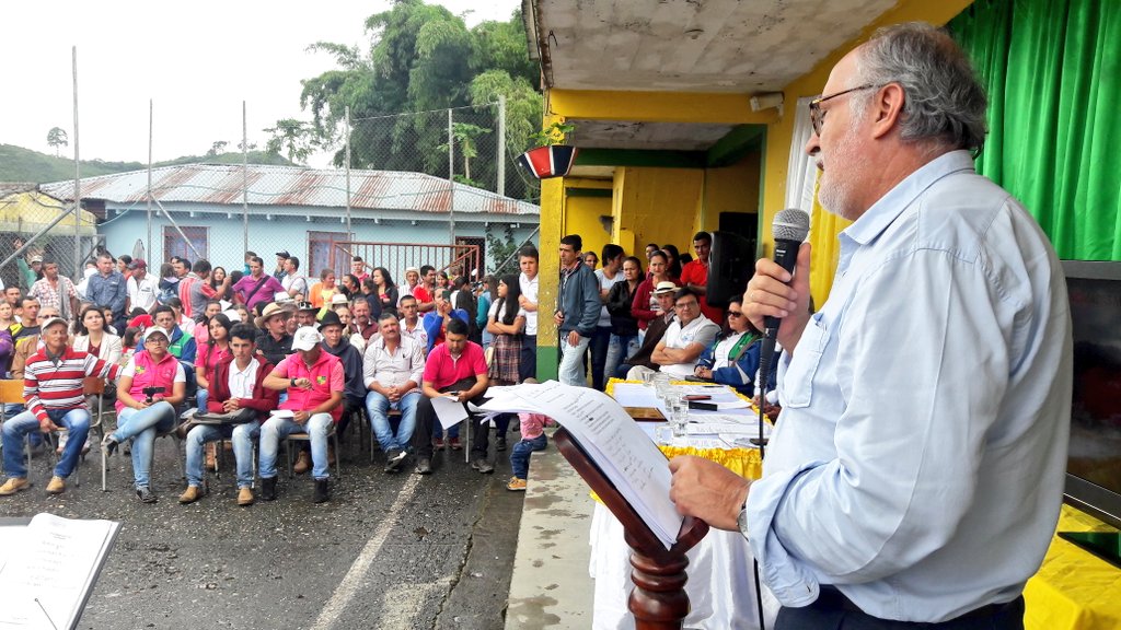 GuidoEcheverri's tweet photo. Hoy dialogamos con la comunidad de #Encimadas #Samaná. Desde el Gobierno Deptal tenemos como conducta prioritaria visitar todos los lugares del depto para conocer de primera mano las necesidades de los territorios, esto nos permite convertir decisiones en políticas públicas. https://t.co/Srdacn5t3q