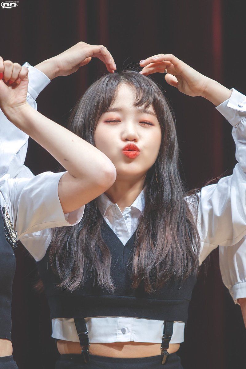 smileykidols's tweet photo. yoojung ♡ weki meki https://t.co/mpAUG7c002