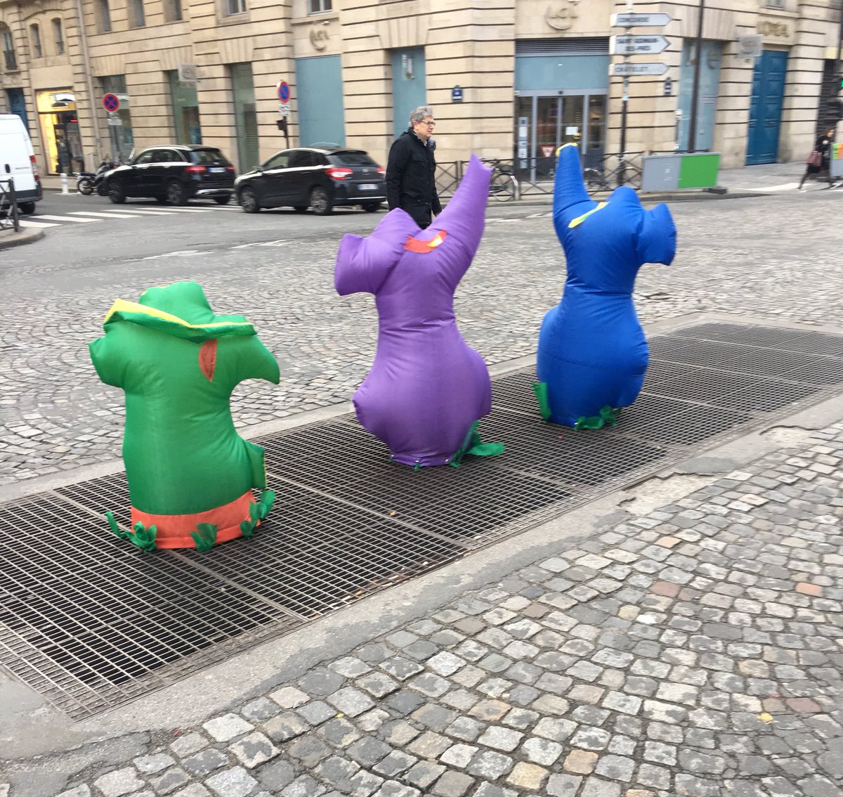 #culturedanslarue c’était hier matin à #Paris rue Royale au niveau du passage 🚶‍♂️ belle surprise 😉 et je ne m’en lasse pas 👍 #PmeEtCulture #artistes #ArtEphémère