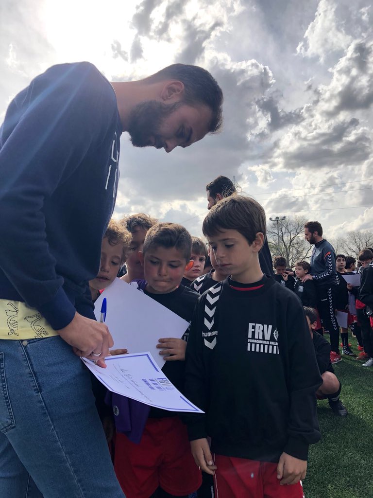 deividorb15's tweet photo. Gran rato el que he pasado con los niños del Campus de la Fundación Real Valladolid.Un placer compartir un ratito con los más pequeños y me dieran un chute d energía para lo que me queda de recuperación ⚽️💪🏼💜 https://t.co/ATnYkn7beC