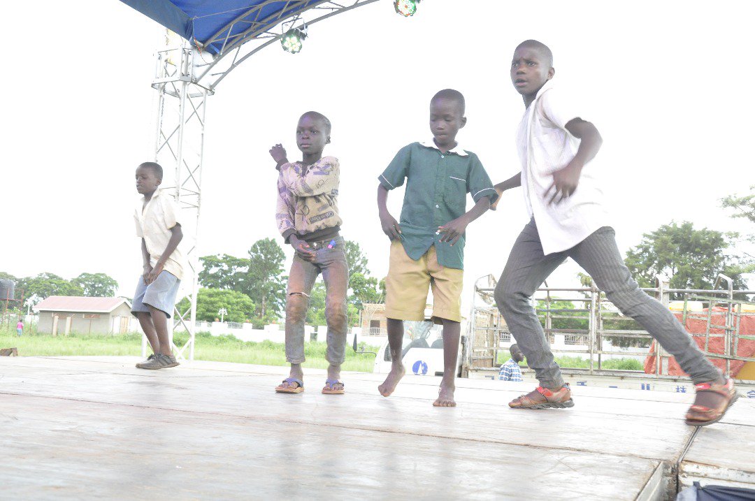 EmmanuelLuvuuma's tweet photo. #FPMuNdongo when dancing competitions become hot at the family planning concert Booma grounds @phauganda @YoSpace_Ug @ogwaldee @johnatwoki https://t.co/DnhAWllXSe