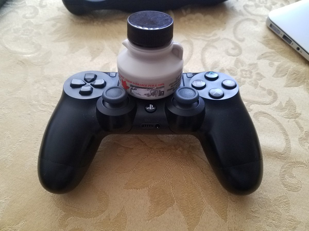 vinniechase's tweet photo. @A_Rice_Girl @Kl4ppstuhl PS4 controller for scale! https://t.co/6tzVMMXiKe