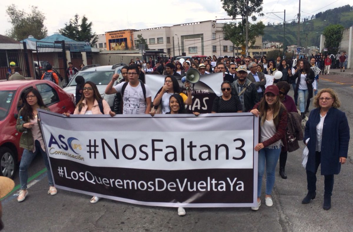 elcomerciocom's tweet photo. #ATENCIÓN | Estudiantes y profesores de la Universidad Politécnica Salesiana marchan en Quito por la liberación de los tres integrantes del equipo de EL COMERCIO secuestrados en la frontera con Colombia #NosFaltan3 https://t.co/gLA747jeLK