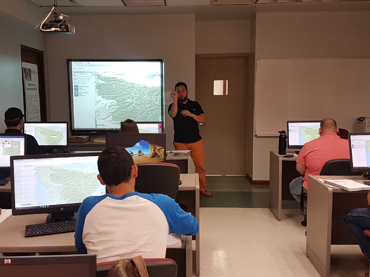 gmtgispr's tweet image. El equipo de la Escuela de Asuntos Ambientales en @UMET_PR continúa su formación en #ArcGIS, dirigido por el instructor Alberto Millán. @GMTPR #ArcGISTraining #GISPuertoRico #maps