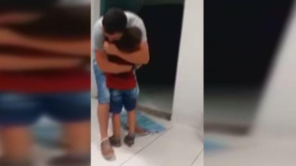 La emoción de un niño al recuperar su audífono bit.ly/2JrALCu