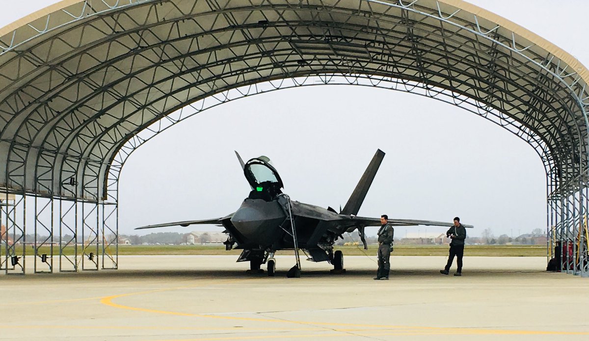 1fw_cc's tweet image. Friday in the fast jet business! A Raptor crew chief and pilot prepare to launch for a training mission. 1st Fighter Wing Airmen and aircraft...ready and lethal. #FirstToTheFight #airforce