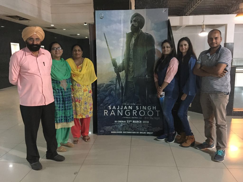 meeveryday365's tweet photo. Family Reunion initiated by a late night show of #SajjanSinghRANGROOT Thanks Diljit Sir my fav @diljitdosanjh https://t.co/SSWmiCFv0U