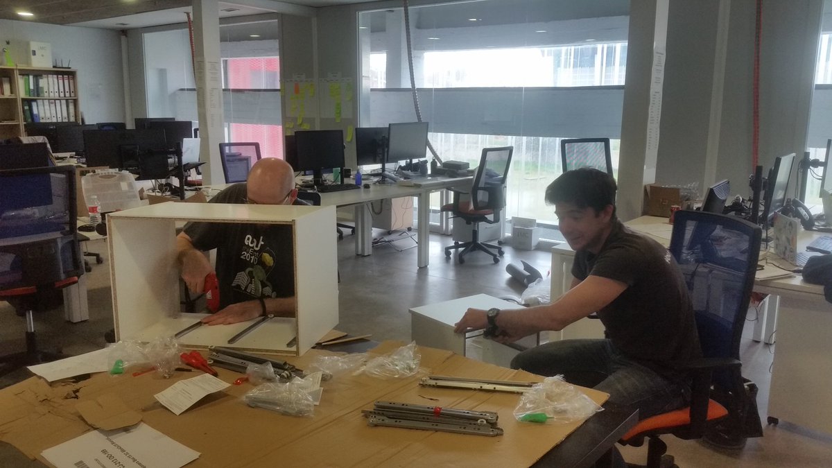 jlhuertas's tweet image. Tarde de #lowtechnology montando cajoneras con @aholgado y @rescorial