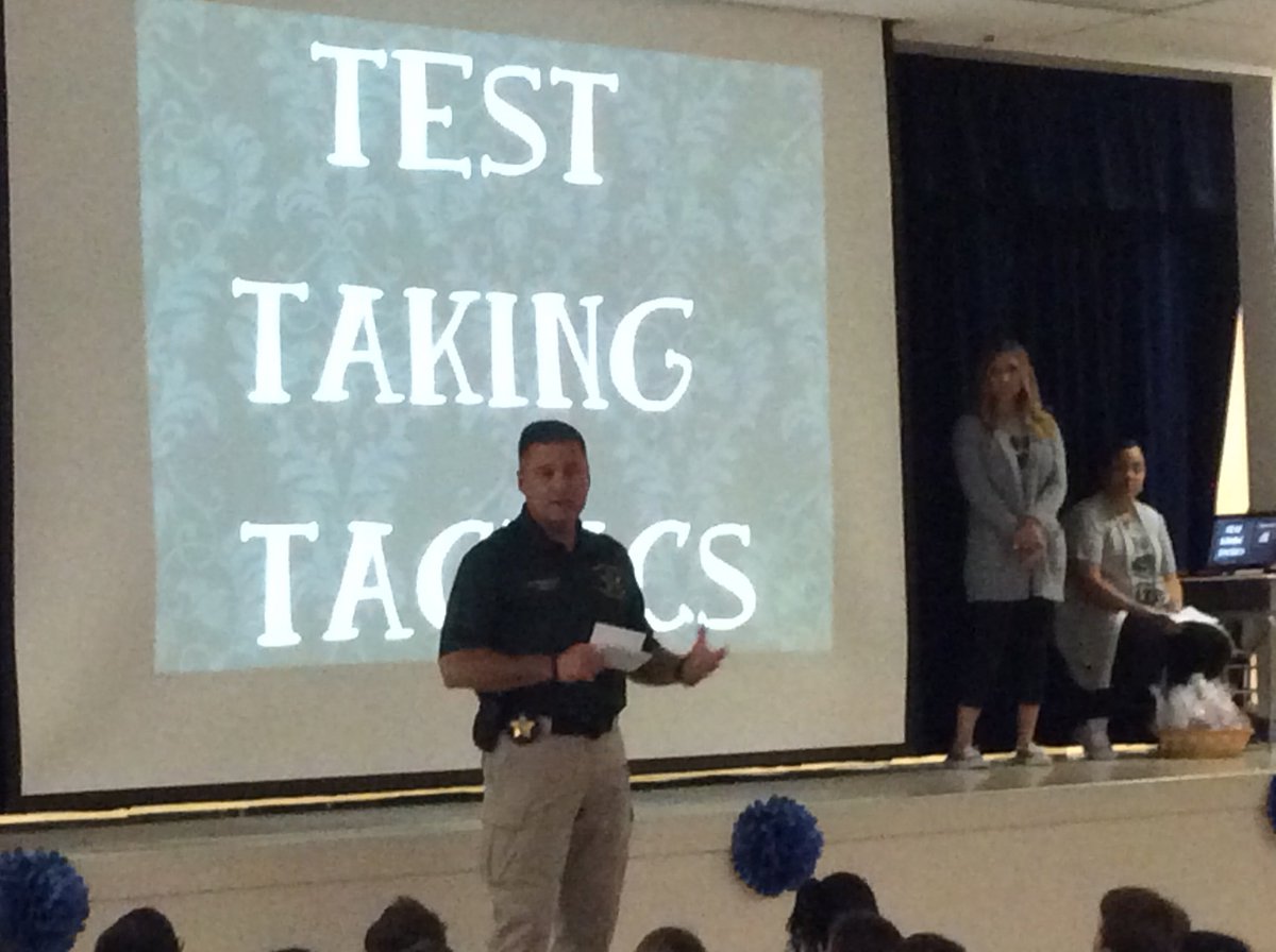 CRE_Ridgebacks's tweet photo. Our CC Sheriff encouraging our 3rd grade students on the upcoming FSA! https://t.co/y6qZzEIlds