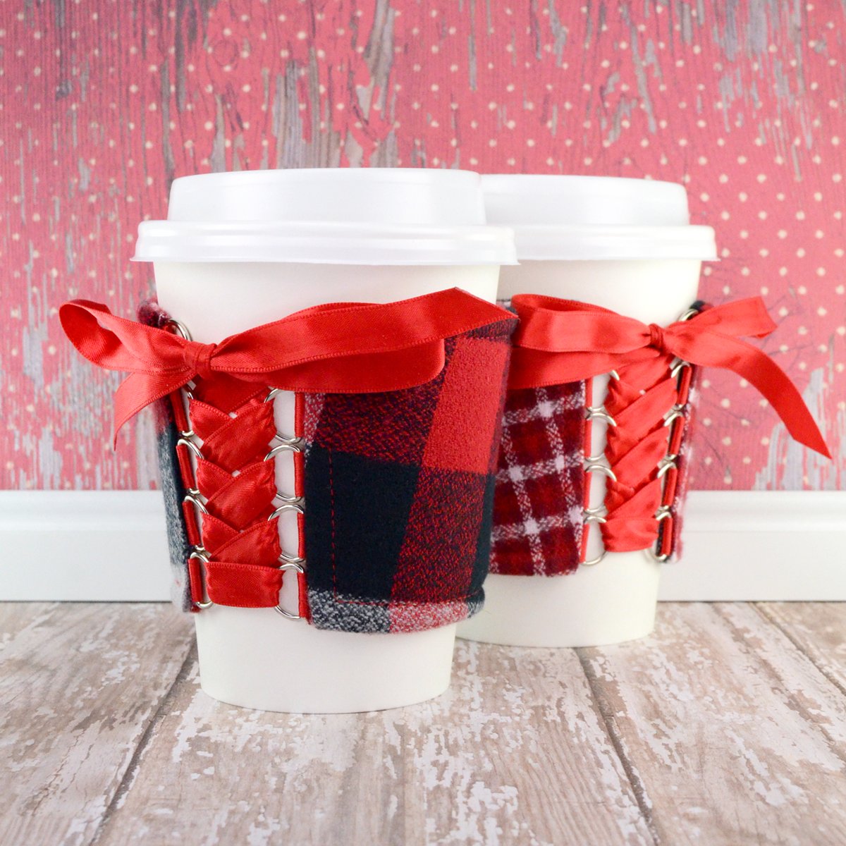 Cozycorsetcuff's tweet photo. Red Buffalo Plaid Cup Cozy #handmade by Jenna -- https://t.co/fvyIcUz8DU 

#NationalTartanDay #Etsy #tartan #buffaloplaid #plaid #redbuffaloplaid #CozyCorsetCuff #DrinkUp #CupCozies #CupSleeves #DrinkSleeve #EcoFriendly #MadeInMinnesota #ShopHandmade #ShopLocal https://t.co/XJOd2ZYfUq