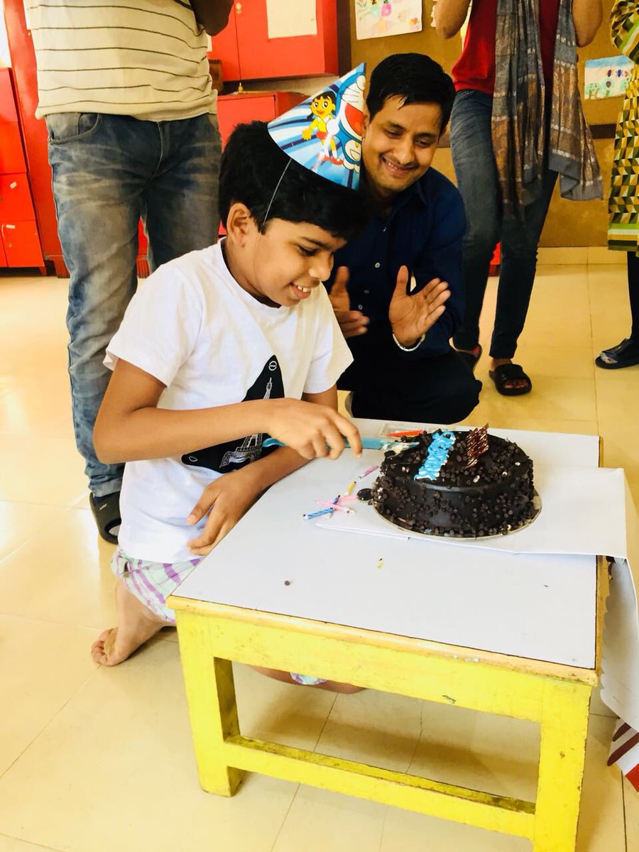 sattansharma07's tweet photo. अनाथ आश्रम के बच्चों का जन्मदिन मनाते नेत्राम आइ फ़ाउंडेशन कोषाध्यक्ष सत्तान शर्मा https://t.co/fvcl9PC3LE
