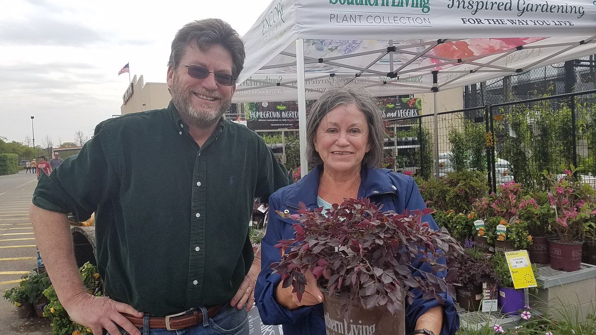 Saramtej's tweet photo. When you've just read Steve Bender's book and then you get to meet him at Hoover Home Depot! #plantthis https://t.co/2eaLpqtalu