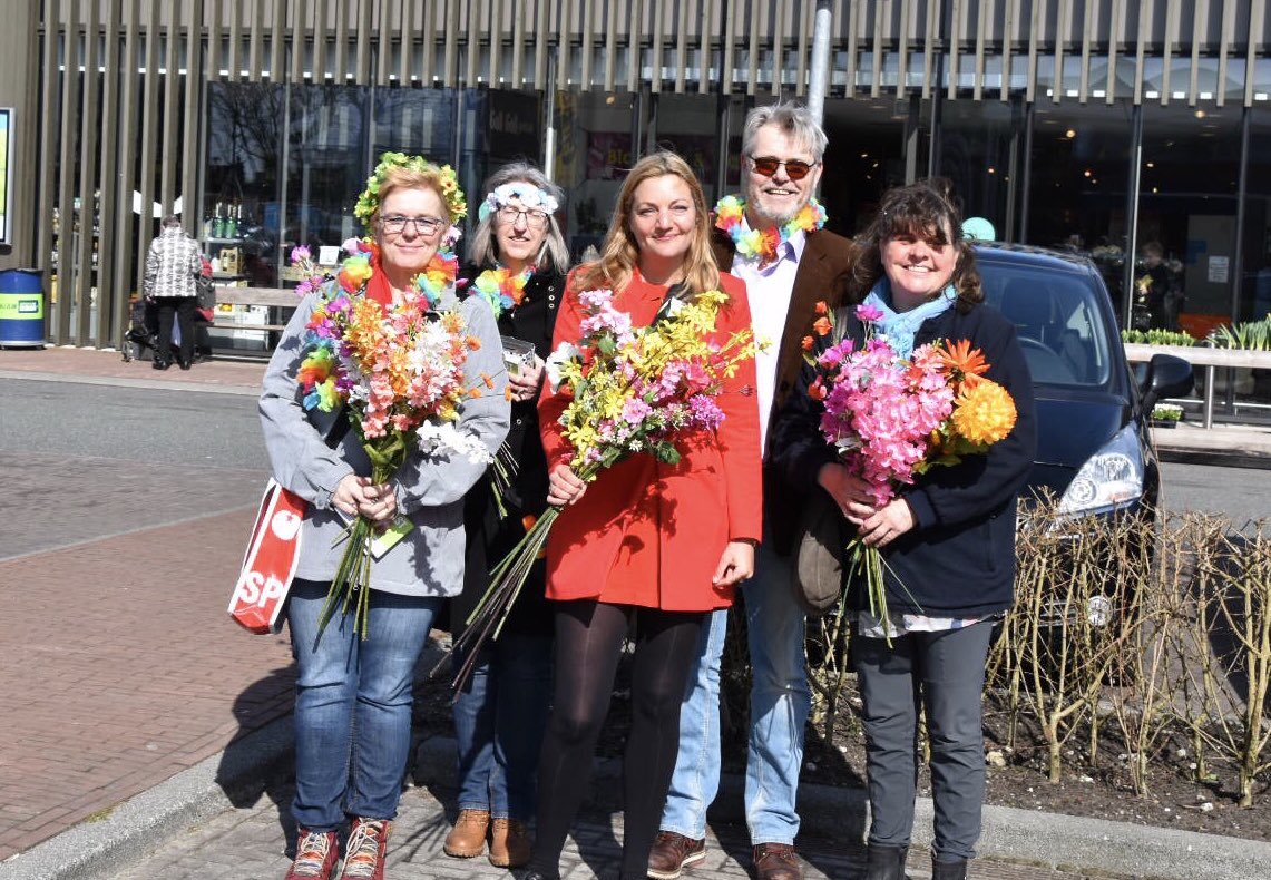 SandraBeckerman's tweet photo. 21 april Bloeifeest! Opening van het monument voor alle helden die strijden tegen #gawinning En groot gesprek over onze dromen voor #groningen en hoe we die gaan realiseren
Vandaag uitnodigingen verspreid in Loppersum. Morgen Appingedam Veendam Overschild Nieuwolda en Zandeweer https://t.co/F6Ae4kbscW