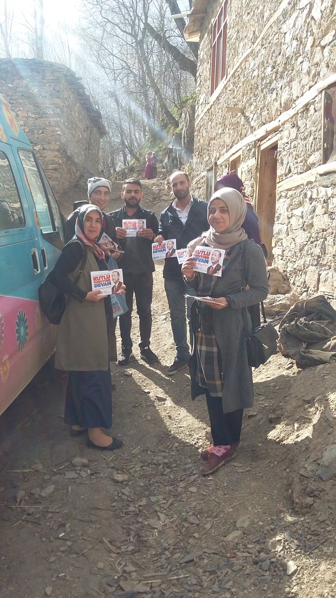 akkadnlrbah's tweet photo. millette hizmet yolunda kutlu yürüyüşe devam..van 6.olağan kongremiz için ak parti ilçe gençlik kolları ve kadın kolları yönetim kurulu olarak köy köy ,mahalle mahalle gezdik.. https://t.co/iqhW41CsPk