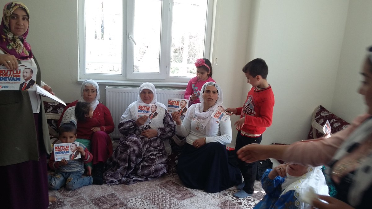 akkadnlrbah's tweet photo. millette hizmet yolunda kutlu yürüyüşe devam..van 6.olağan kongremiz için ak parti ilçe gençlik kolları ve kadın kolları yönetim kurulu olarak köy köy ,mahalle mahalle gezdik.. https://t.co/iqhW41CsPk