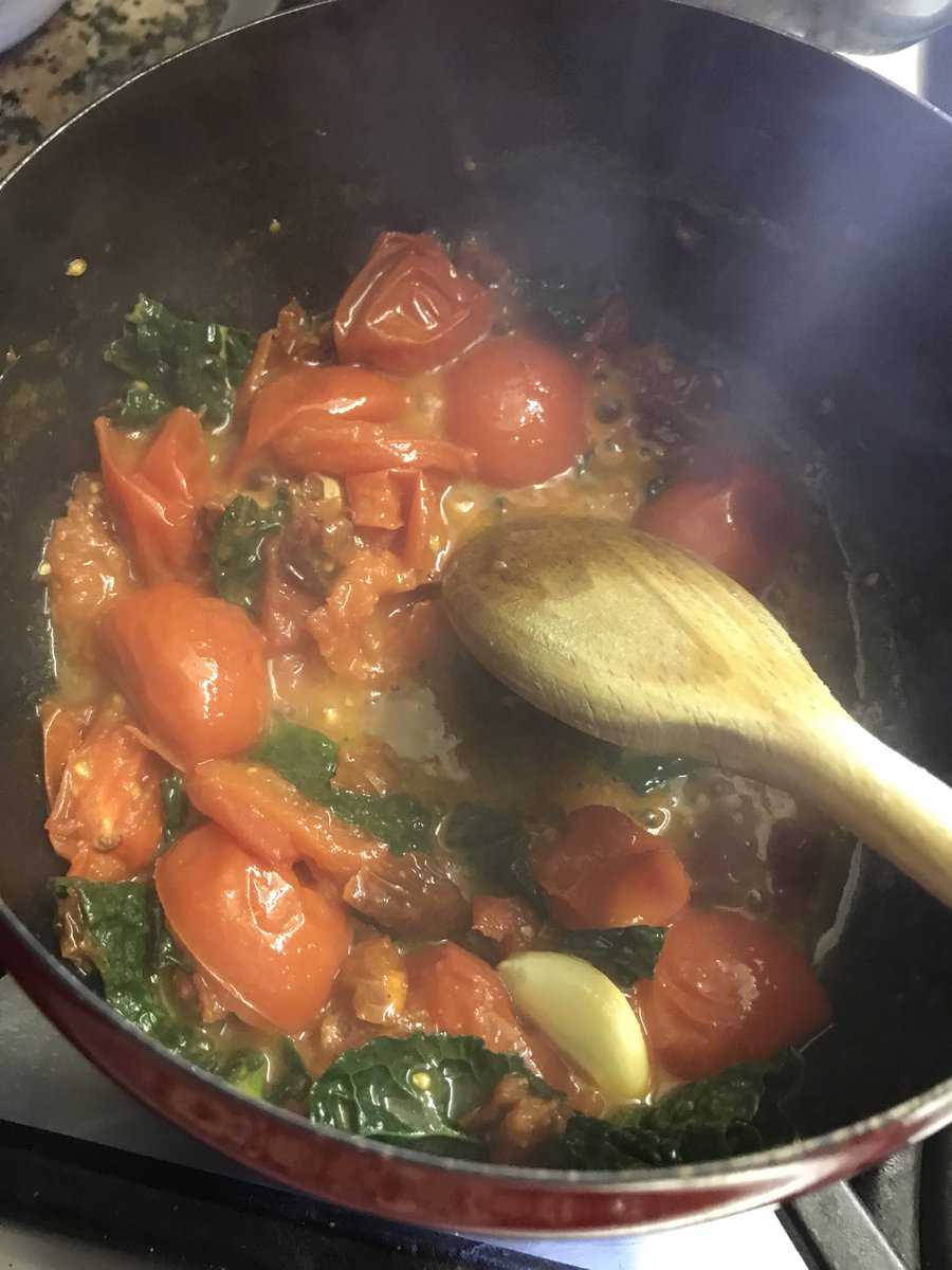 I fagioli possono essere un piatto unico ..pomodori, cavolo nero e pomodorini secchi ❤️
#atavola #Foodie #alcenero #Biological