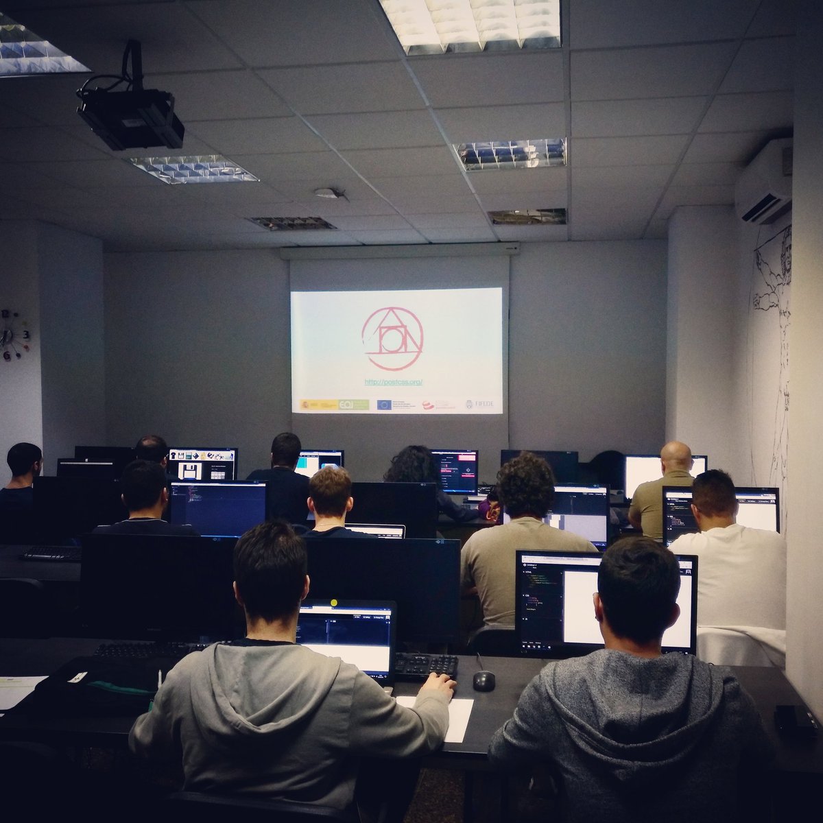 Manz's tweet image. Hoy, ¡#LESS y #PostCSS! #CSS