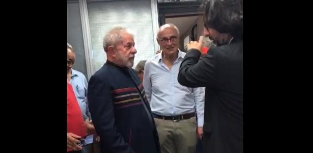 UOLNoticias's tweet photo. Lula está abatido, com a pressão alta e muito emocionado https://t.co/pLi0uUxbGR https://t.co/WBP9lOn2tD