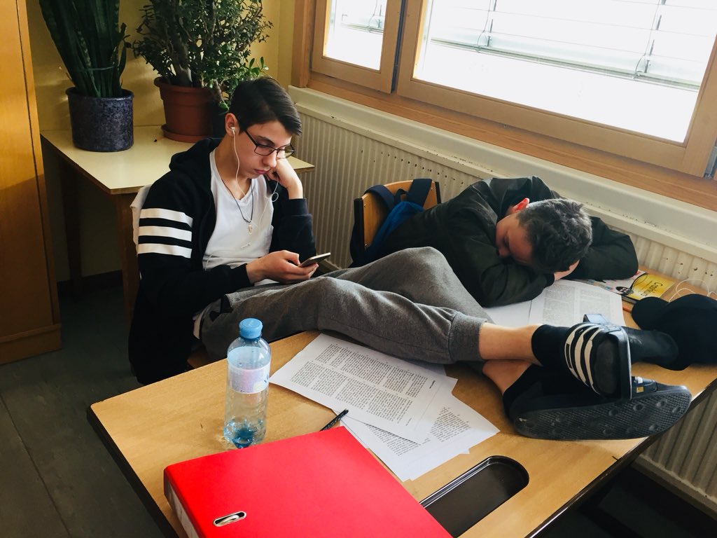 nero56991801's tweet photo. Schlafen in der Schule https://t.co/4d65Kmt4oT