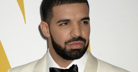 HipHopWired's tweet photo. #Drake Says His New Single Will Be Dropping Tonight [VIDEO] https://t.co/oYI3eJzxWH  #news #drakealbum #newdrakealbum https://t.co/NkkZEBMAYW