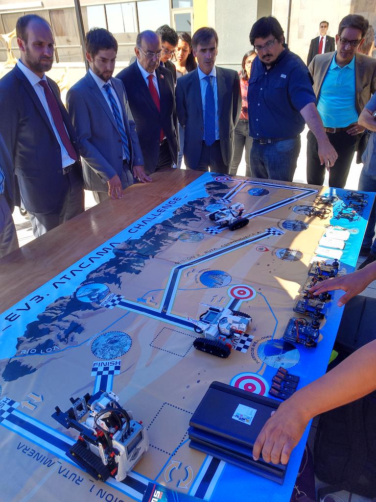 Fablabatacama's tweet photo. @Corfo @GOREAntofagasta @InnovaGoreAntof Ministro Valente conociendo de robotica, programacion y electronica en #Antofagasta @Fablabatacama https://t.co/5jdyQNiYRX