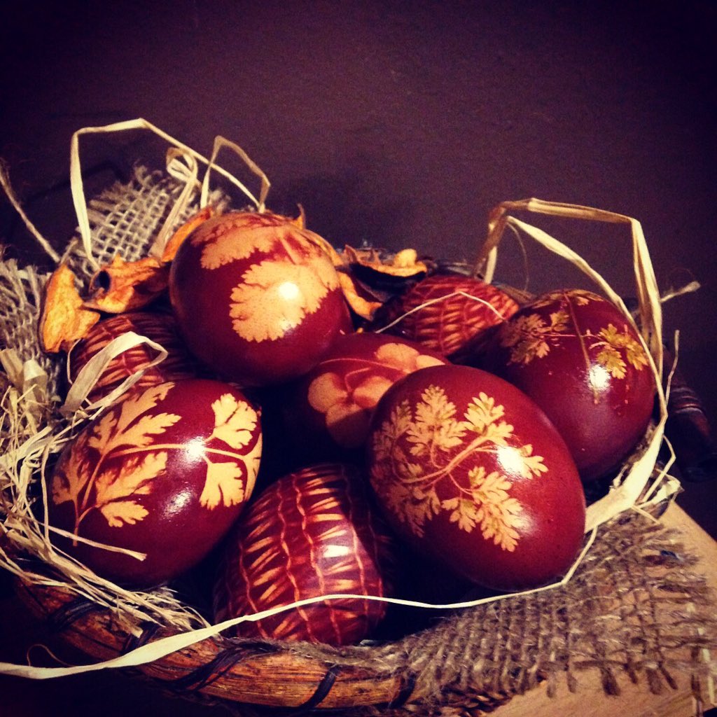 natasavb's tweet photo. Na satrinski način. Kao baka nekad. ❤️
#uskrs #lukovina
#ortodoxeaster #eastereggs https://t.co/mkFQrPOjBd