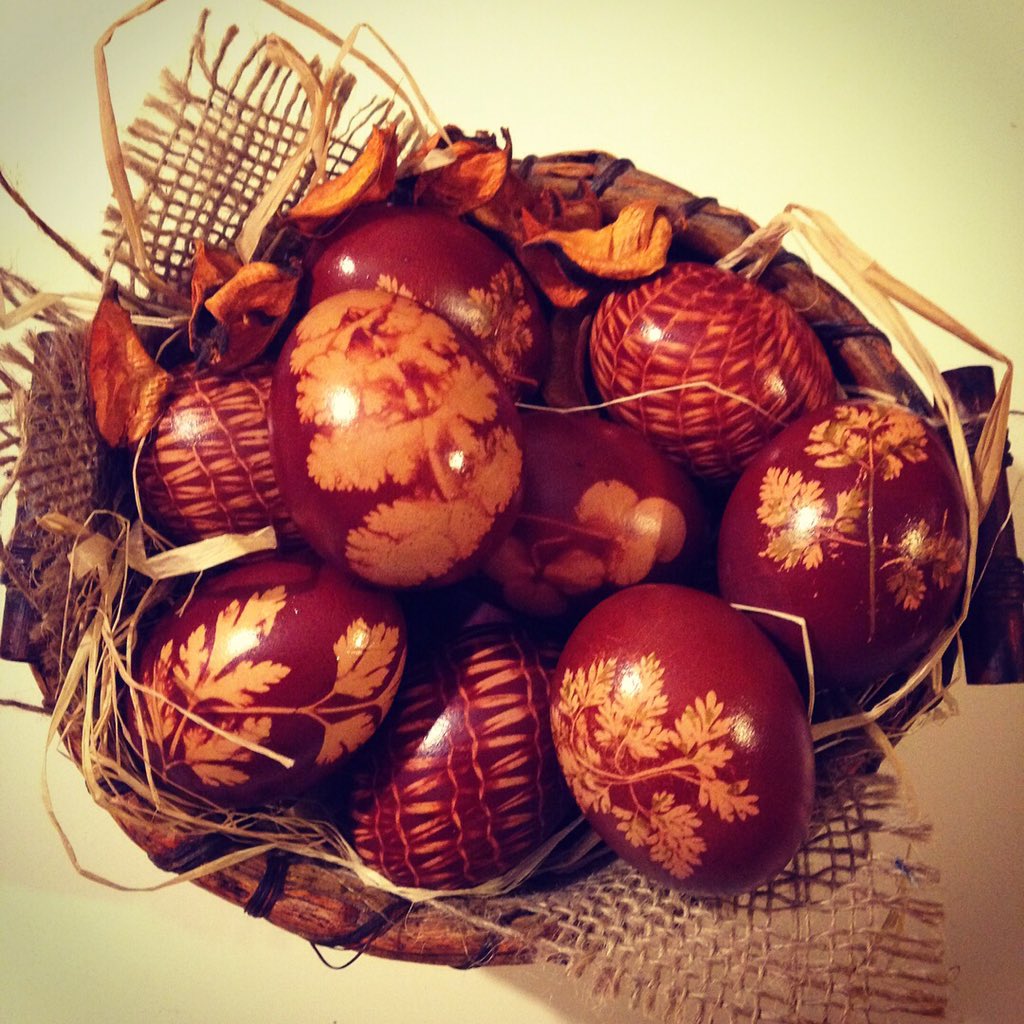 natasavb's tweet photo. Na satrinski način. Kao baka nekad. ❤️
#uskrs #lukovina
#ortodoxeaster #eastereggs https://t.co/mkFQrPOjBd