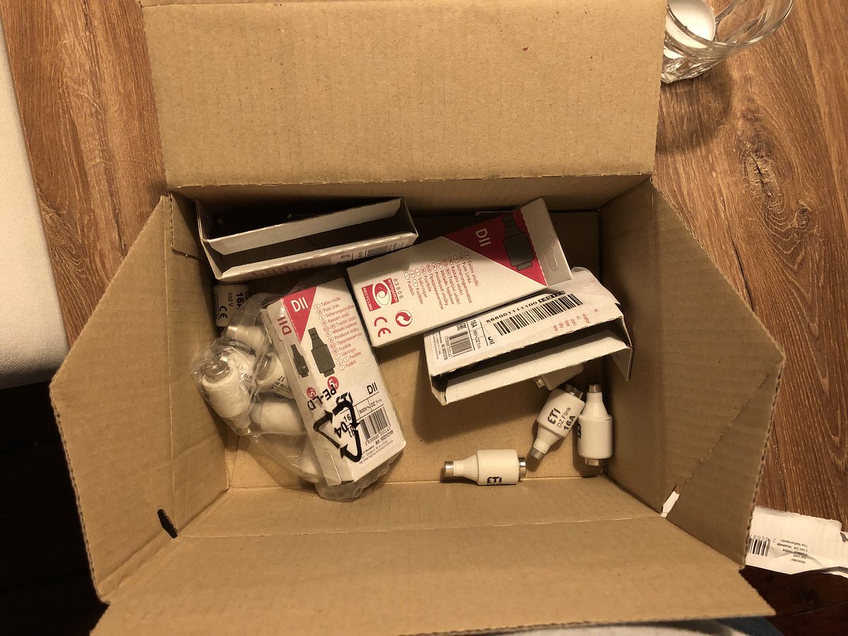 hidko's tweet photo. Hoi @bol_com, is het normaal om een pakketje met zekeringen zo af te leveren? Het zijn bepaald niet echt onbreekbare dingen.. https://t.co/gAyDv1cRGV