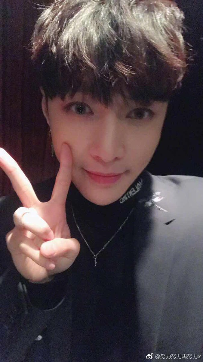 weibotranslate's tweet photo. 180407 Yixing Weibo update
“Today‘s real start,I sincerely wanna make this perfect.I always tried my best to help, each midnight, they are all in my memory.thx everyone, let’s stay gold”
#6YearsWithLay #6YearsWithYixing
#Lay #レイ #레이 #อี้ชิง #イーシン #씽 #兴 #IdolProducer https://t.co/7UngAk47Wc